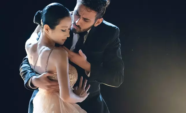 首集就與男伴大跳辣身探戈舞（網上圖片）