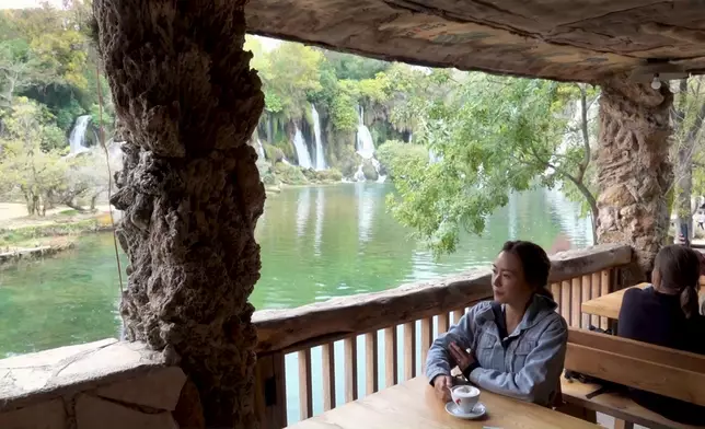 Christy之後去到克拉維斯瀑布，一邊睇住瀑布一邊飲咖啡，Chill到爆。