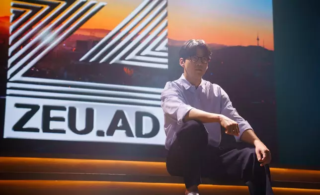 尹啟相飾演五感敏銳的廣告企劃組長車敏豪（Disney+提供圖片）