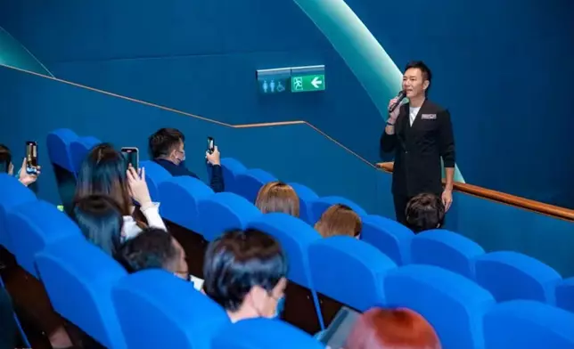 輝哥在戲院內與嘉賓朋友及影迷介紹自己的角色。