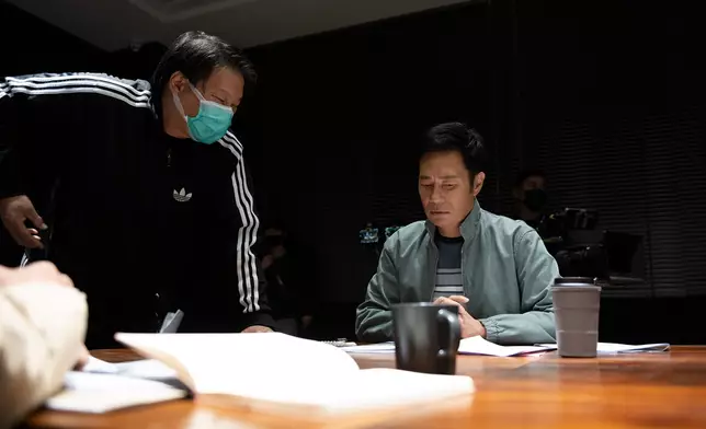 羅導演與輝哥商討劇本。