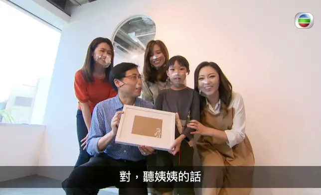 四位主持還與「大家姐」的兒子潮潮合照。