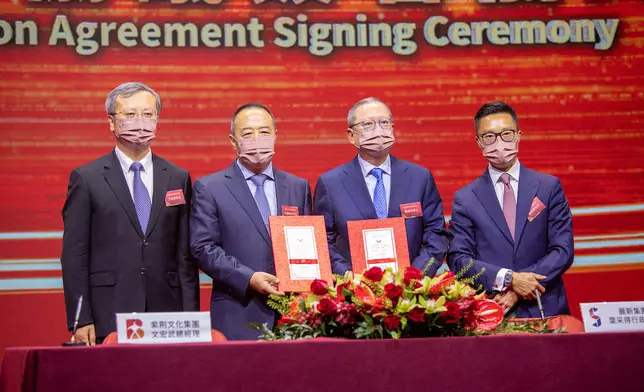 在毛超峰董事長、林建岳主席見證下，紫荊文化集團總經理文宏武（左一）、麗新集團行政總裁葉采得（右一）簽署了戰略合作協議。