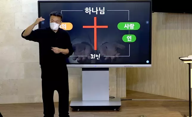 朴軫永在片段中化身「講師」向觀眾解釋聖經內容（影片截圖）