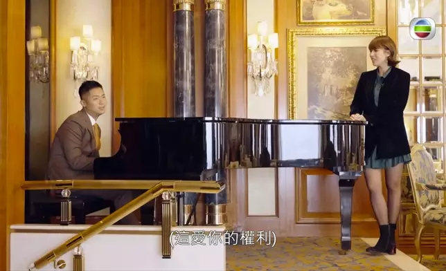 孫慧雪獻唱《愛很簡單》，由奶仔鋼琴伴奏。