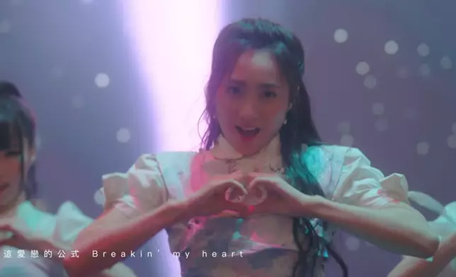 Yumi於二月推出首支個人單曲《Breakin' My Heart》。
