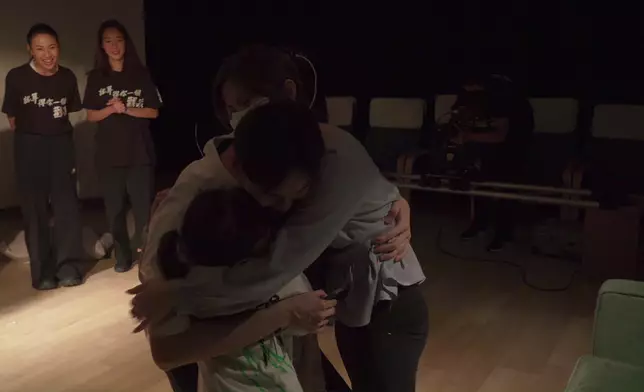 表演完畢阿牧激動得跟一家人擁抱。