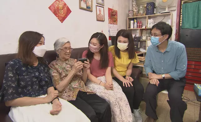 攝製隊向胡婆婆送贈錄音機及當年胡婆婆接受訪問的錄音，獲不少網民大讚貼心。