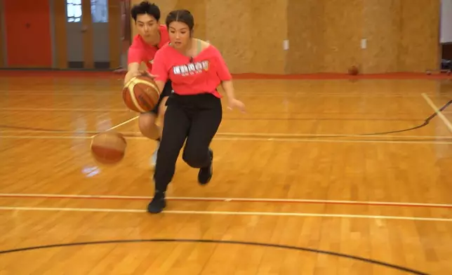 二人接受訓練。