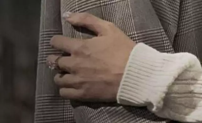 隱約見到Shiga的巨型求婚鑽戒。