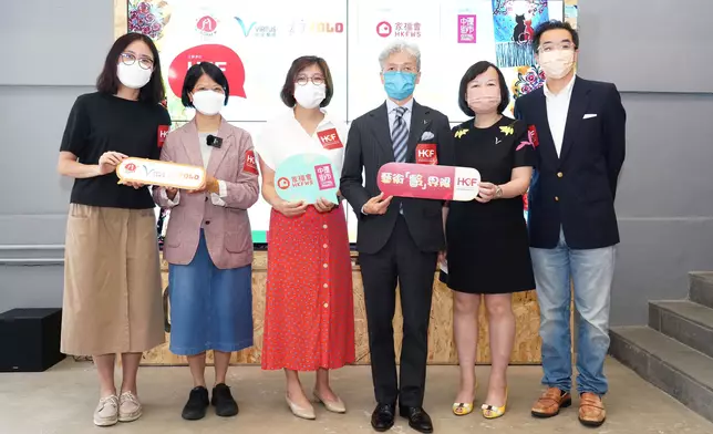 (左起)展能藝術家唐詠然女士、香港家庭福利會 婦女及家庭成長中心高級經理陳慧敏女士、香港健康基金會主席何繼良醫生、Adam藝全人創作有限公司總經理馮婉嫻女士、尚至醫療首席營運總監黃寶蓮女士、Yolospace.io行政總裁梁衡憲先生為展覽揭幕