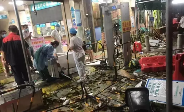 鎮衞生院外圍損壞嚴重。網上圖片