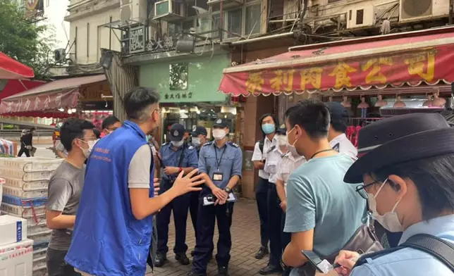 多部門今日打擊葵芳圍店舖非法擴展。提「葵」警剔FB