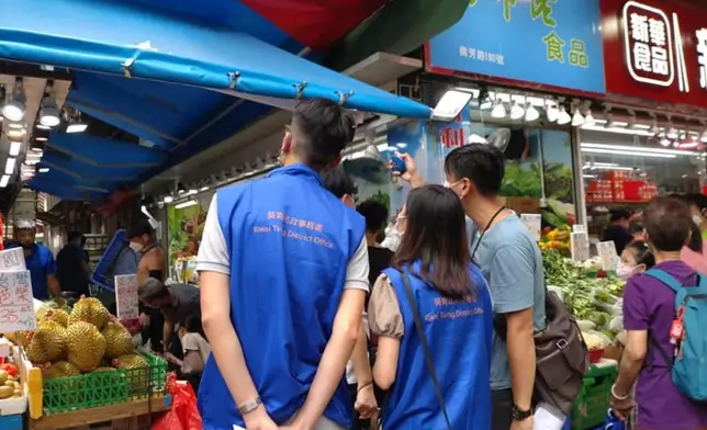 當局調查店鋪是否有非法僭建簷篷。提「葵」警剔FB