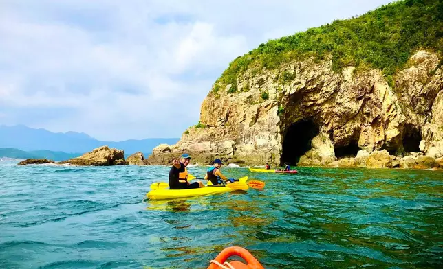 以平台式獨木舟玩水球，令活動更普及。海遊人Lifexplore HK官網圖片
