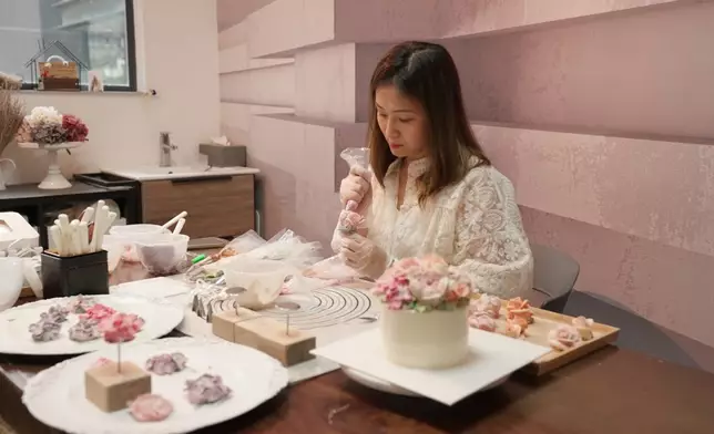 Grace任職港龍航空機艙服務員19年。港龍結業近兩年，Grace亦轉職成為韓式裱花蛋糕導師。