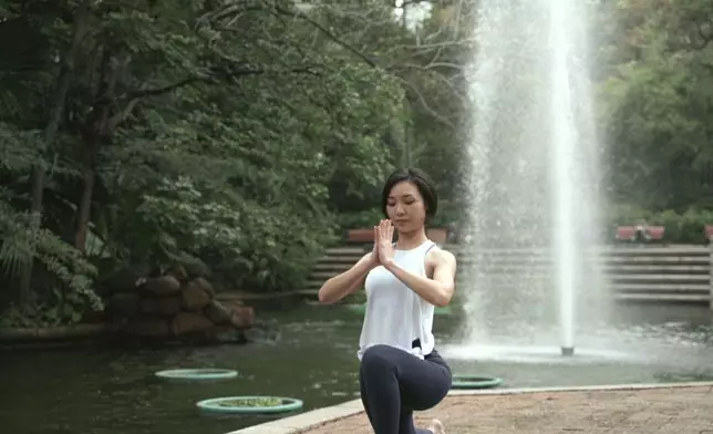 閒時朱朱會來到九龍公園的噴泉旁，做瑜伽放空自己。