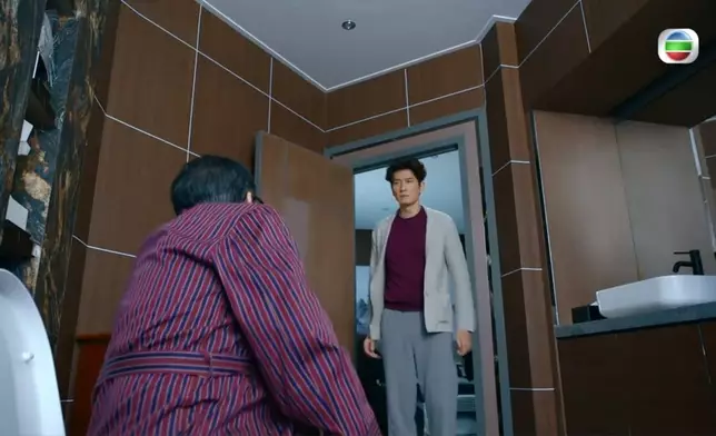 袁文傑飾演嘅Raymond趁住老竇「開大」衝入廁所講數。