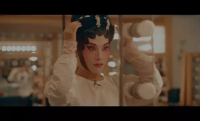 Rika本身是粵劇演員，穿梭於兩個舞台。