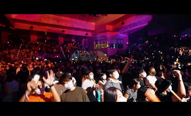 「乙女新夢」的fans有男有女，看得非常投入。