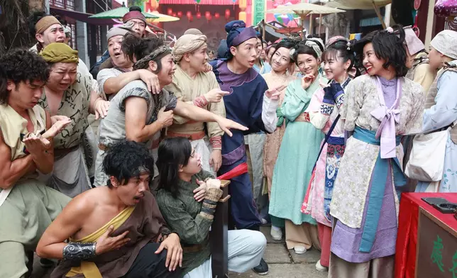 除咗一班主角吸睛外，劇集仲雲集60名老中青綠葉演員飾演村民。