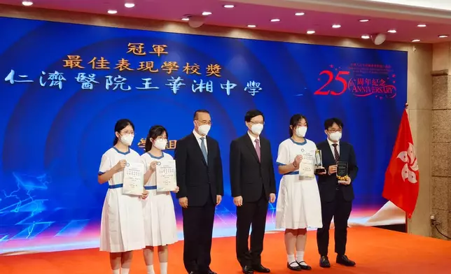 特派員劉光源、行政長官李家超和主禮嘉賓為到場獲獎學校代表頒發獎盃、獎狀並合影留念。