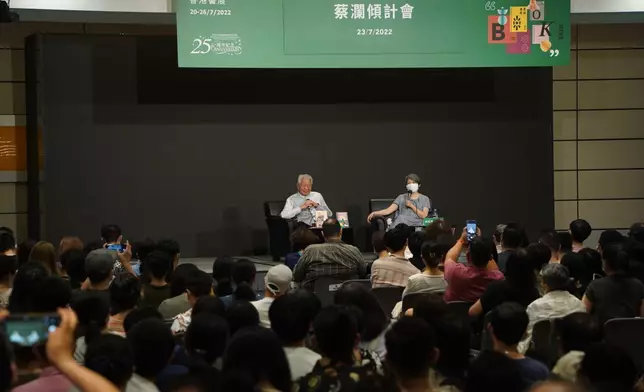 香港書展期間舉行「八大講座系列」，推動作者與書迷互動交流。