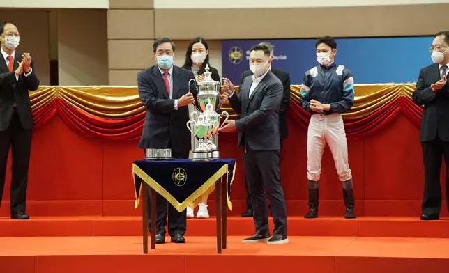 由蘇保羅訓練、周俊樂策騎的「韋小寶」勇奪「香港共慶回歸25周年盃」。立法會主席梁君堯議會頒發獎杯予「韋小寶」馬主韋浩文先生。