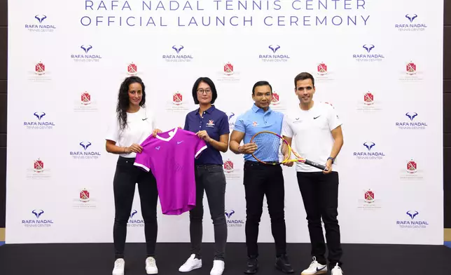 西班牙拿度網球學校(RNA)致贈拿度簽名球拍及球衣予香港高爾夫球及網球學院 (HKGTA)。圖左起為香港拿度網球中心副總教練Giorgia Venzi、香港高爾夫球及網球學院體育發展及教育主管楊嘉恩、香港高爾夫球及網球學院總經理Michael Stevens 及香港拿度網球中心首席教練Pedro Pissarra。