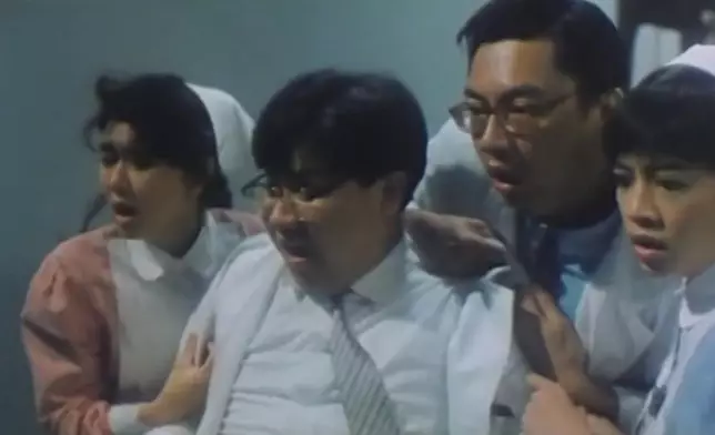 劉錫賢（左二）於電影《殭屍醫生》飾演一位醫生，與倪匡在片場有傾有講。