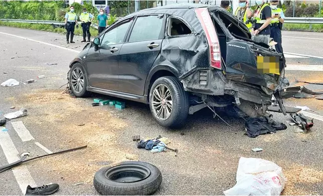 私家車損毀嚴重。