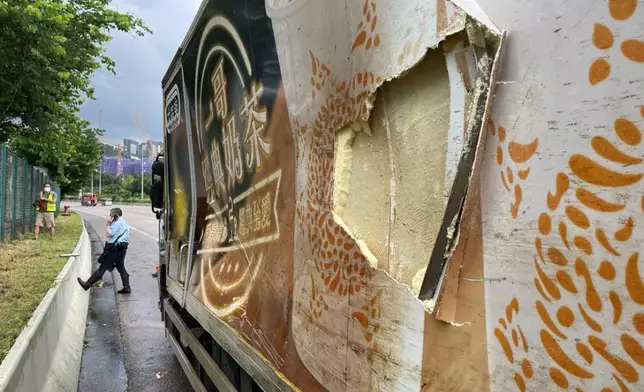 大家樂貨車車身凹陷。