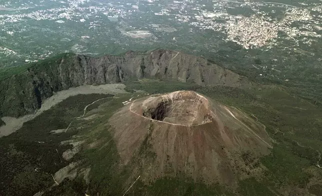 一名美國遊客在意大利維蘇威火山自拍時失足墮進人山口幸而獲救。iStock資料圖片
