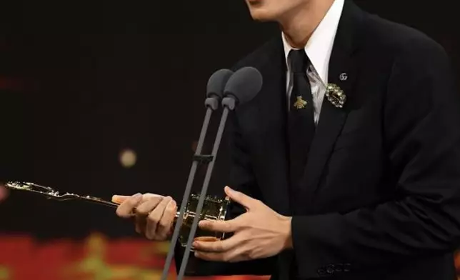 Kai奪得綜藝男子新人獎。