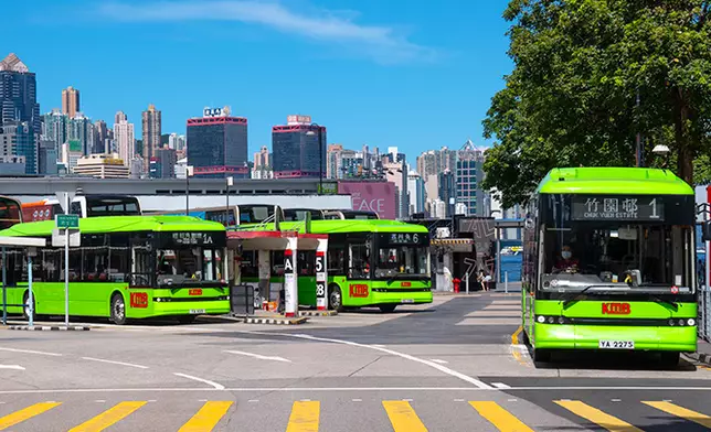九巴推出一系列有關酷熱天氣下協助市民候車的安排措施。資料圖片
