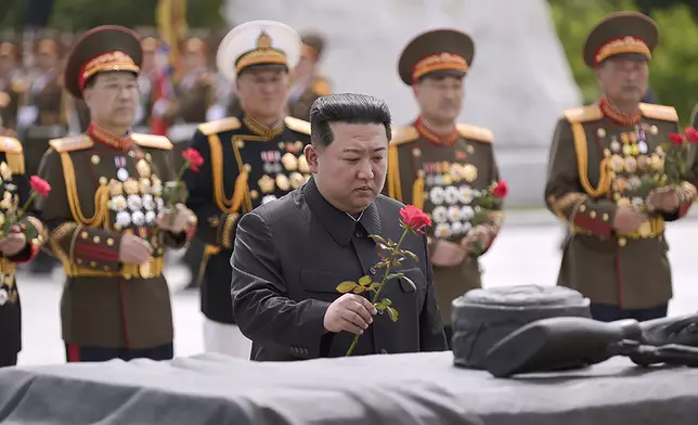 金正恩向烈士陵園獻花，並鞠躬致敬。AP