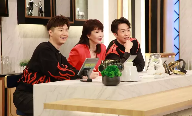 《樓價有得估》由周奕瑋（左起）、鄭裕玲及鄭衍峰擔任主持。