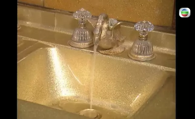 茶几同水龍頭都係金色，勁豪氣。