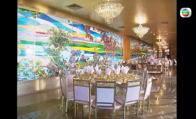 周太最鍾意呢間「金房」，有巨型壁畫之外，所有餐具都係金色架。