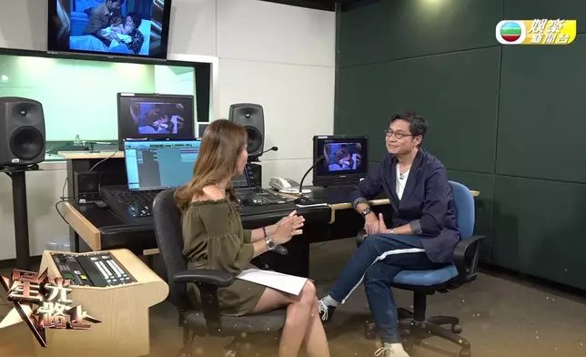 「音樂情人」鄭子誠喺錄音室接受訪問，特別有感覺。