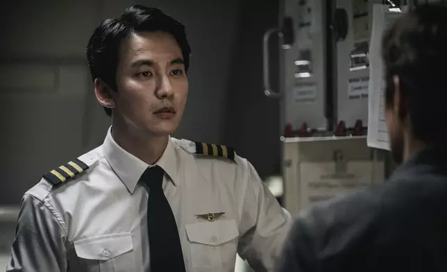 金南佶飾演副機長。