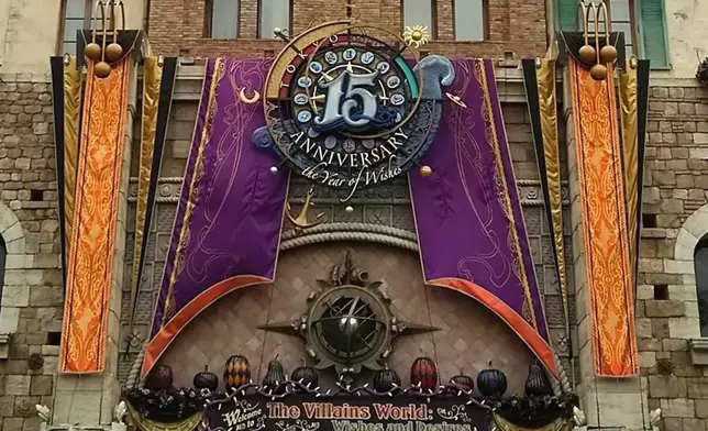 該標誌被發現與2016年東京迪士尼樂園的15周年主題標誌非常相似（網上圖片）
