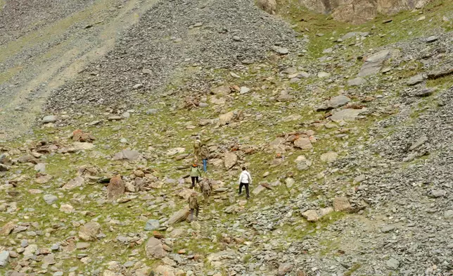 去年爬天梯‧今年爬天山，攝製隊繼續挑戰「高」難度。（綠色風衣、橙色帽為陳貝兒）