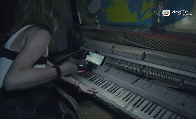 傅嘉莉每日開工，都腰纏5道靈符。