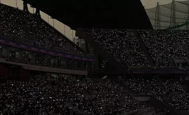 但到CHEN出場時就有不少歌迷熄燈（網上圖片）