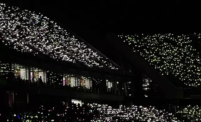 有網民指本來全場都有開手燈（網上圖片）