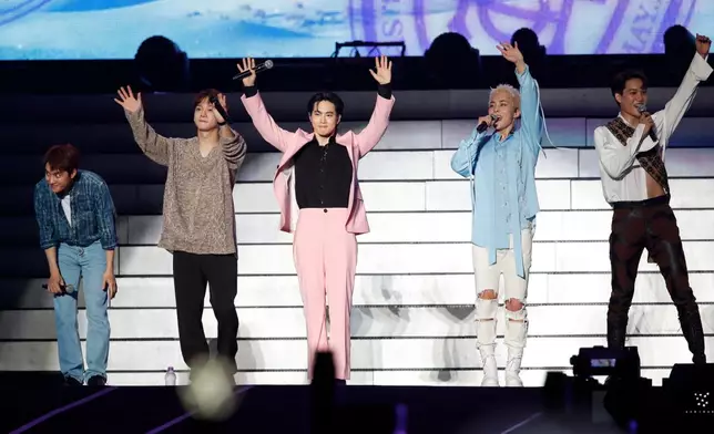 EXO成員一同上台向粉絲問候（網上圖片）