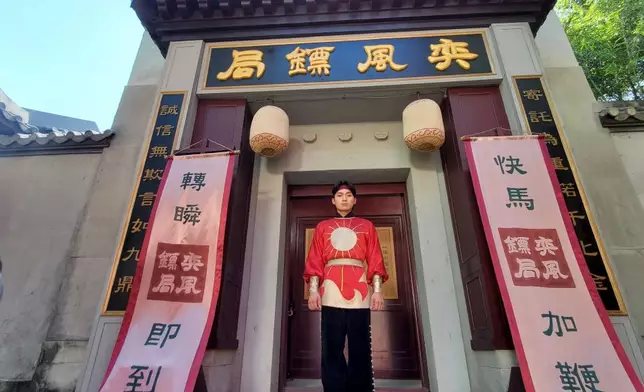 周嘉洛呢個造型係向《如來神掌》系列同埋粵語長片致敬。