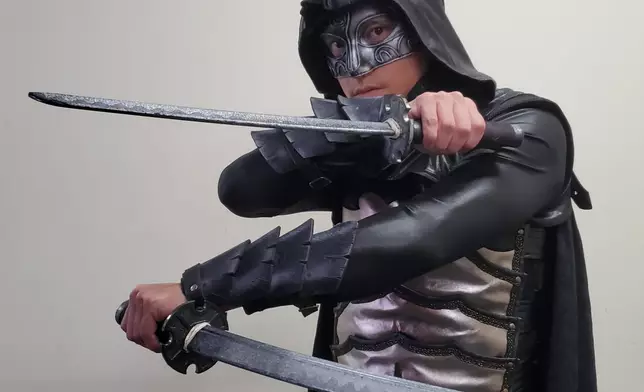 朱仔話呢件應該係全套劇第二熱嘅衫嚟，仲要着住呢件衫嚟拍動作戲，諗起都覺得辛苦。