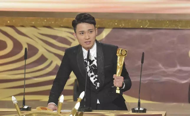 周嘉洛於2019年在《萬千星輝頒獎典禮2019》中首度提名即奪得「最佳男配角」獎項，成為此獎項歷年最年輕之得獎。